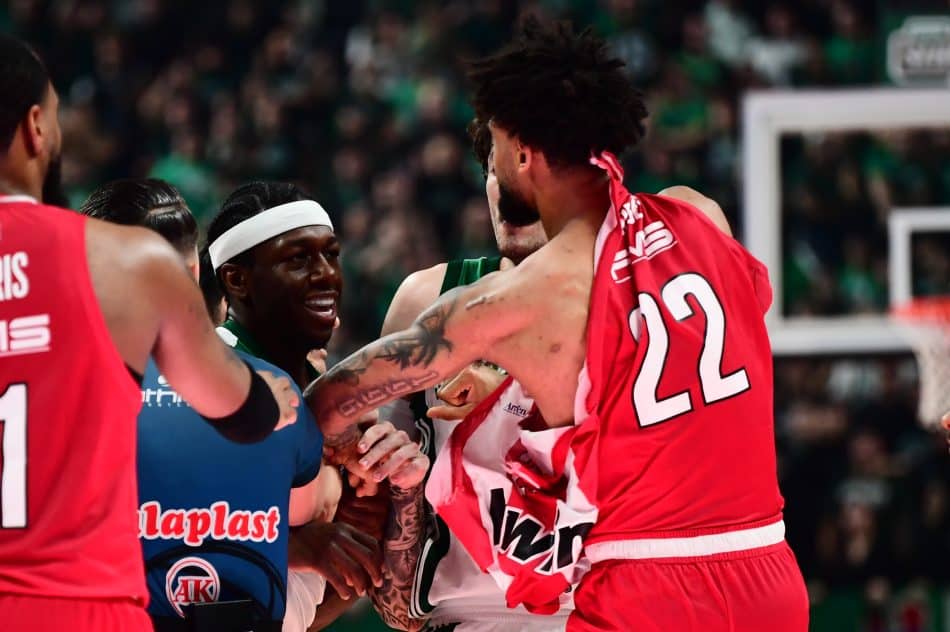 Ολυμπιακός: «Κακώς αποβλήθηκε ο Ντόρσεϊ, δεν έχει κάνει την παραμικρή κίνηση να χτυπήσει τον Ναν»