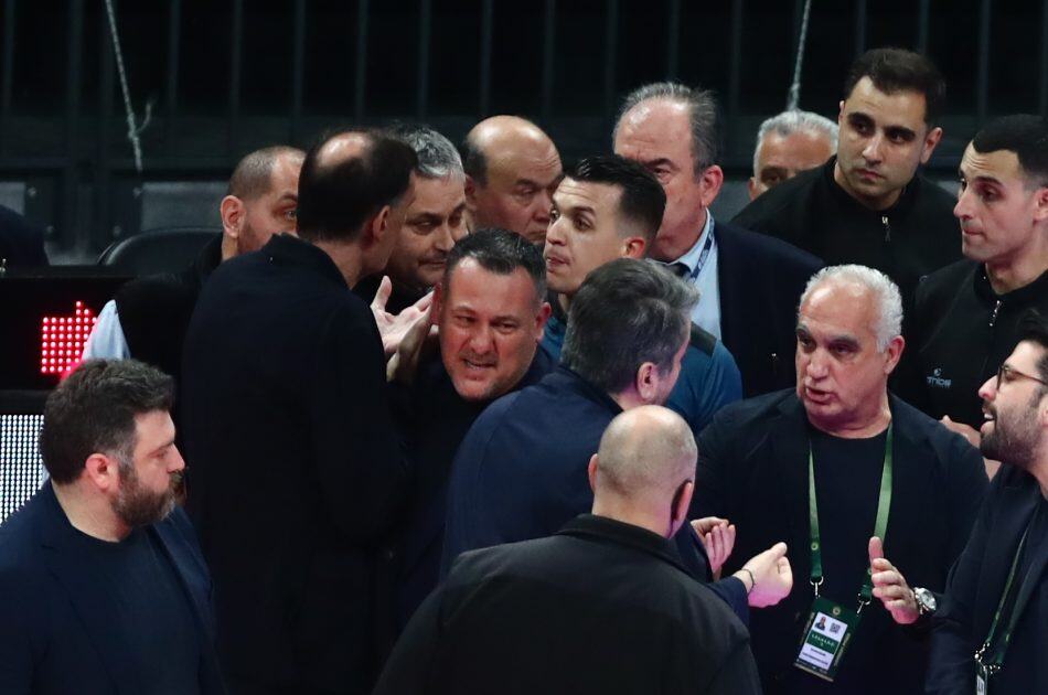ΚΑΕ Ολυμπιακός: «Άνθρωπος που συνοδεύει τους διαιτητές είπε στον Μπαρτζώκα ”Φύγε από δω ρε μ@@@α”»