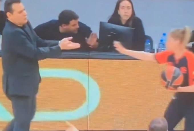 Η Τσαρούχα εμπόδισε τον Ιτούδη να… χαιρετήσει τον Ταμπελίνι (VIDEO)