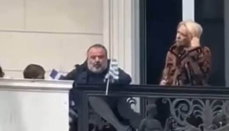 «Παρών» στην μεγάλη παρέλαση ο Μάριος Ηλιόπουλος με τον γιο του και με γαλανόλευκη σημαία! (VIDEO)