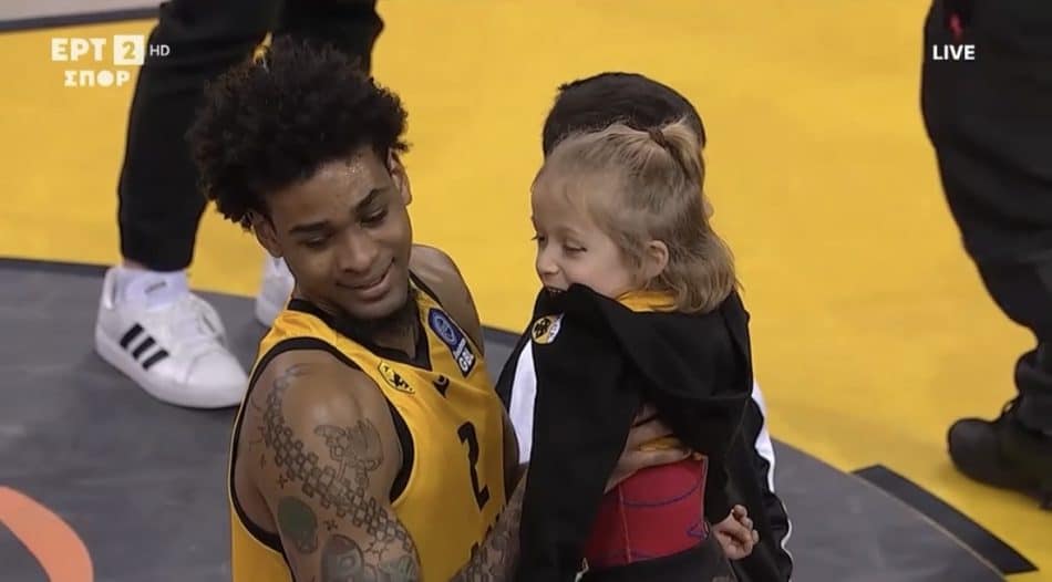 Αυτό είναι ΑΕΚ – Ο Μπράουν παίρνει κοριτσάκι με αναπηρία στην αγκαλιά του! (VIDEO)