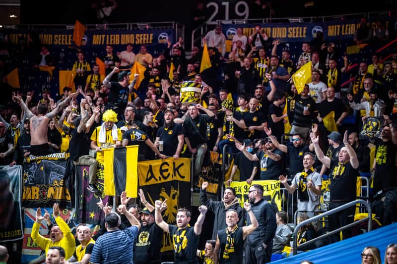 Απόλαυση ο λαός της ΑΕΚ – 500 Ενωσίτες έχουν τρελάνει τους Γερμανούς! (VIDEO)