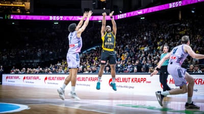 Ο εντυπωσιακός Μπάρτλεϊ οδηγεί την ΑΕΚ στην πρωτιά με 18 πόντους στο πρώτο ημίχρονο!