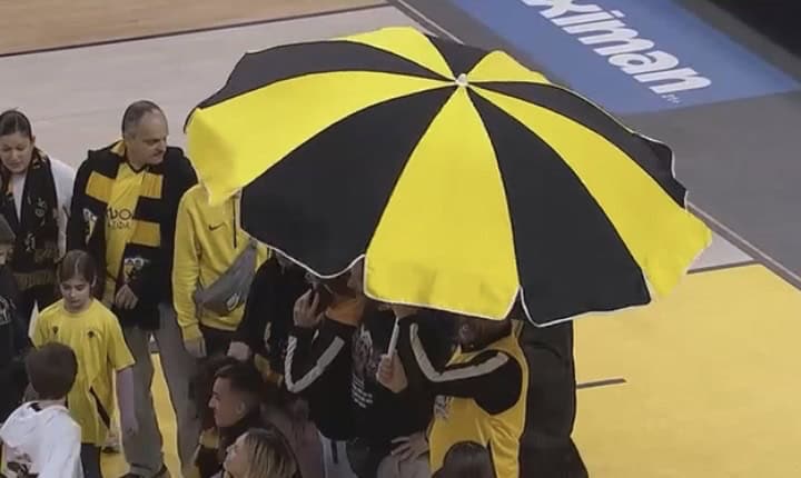 Επικό: Οι φίλοι της ΑΕΚ σήκωσαν ομπρέλα θαλάσσης για τον Νάναλι! (VIDEO)