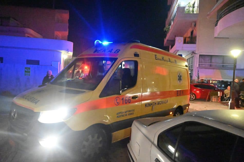 Απίστευτο: Αυτοκίνητο «εισέβαλε» σε καφετέρια στα Εξάρχεια