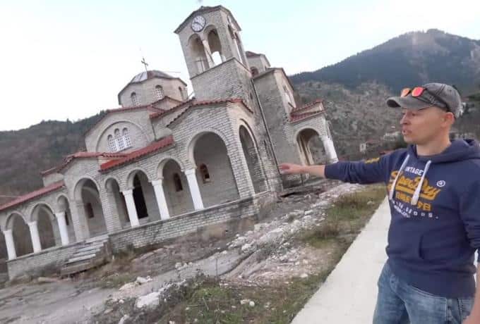 Τρελάθηκαν τα διεθνή ΜΜΕ με την εκκλησία στα Τρίκαλα που γέρνει περισσότερο και από τον Πύργο της Πίζας! (VIDEO)