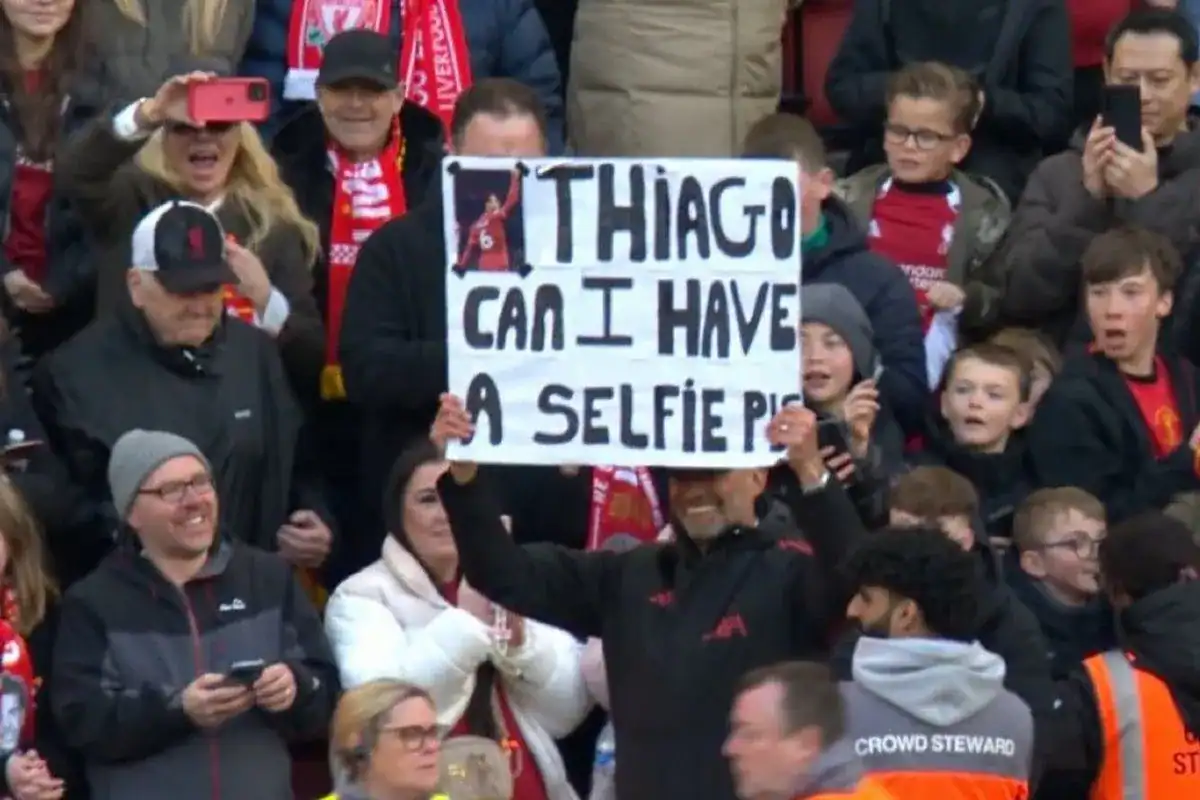 Απίστευτος Κλοπ – Ανέβηκε στην εξέδρα και ζήτησε selfie από τον Τιάγκο (ΦΩΤΟ)