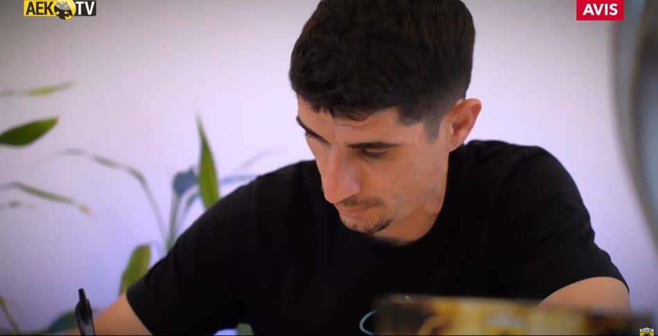Το τρομερό VIDEO με τον Μάνταλο να γράφει γράμμα στον γιο του!