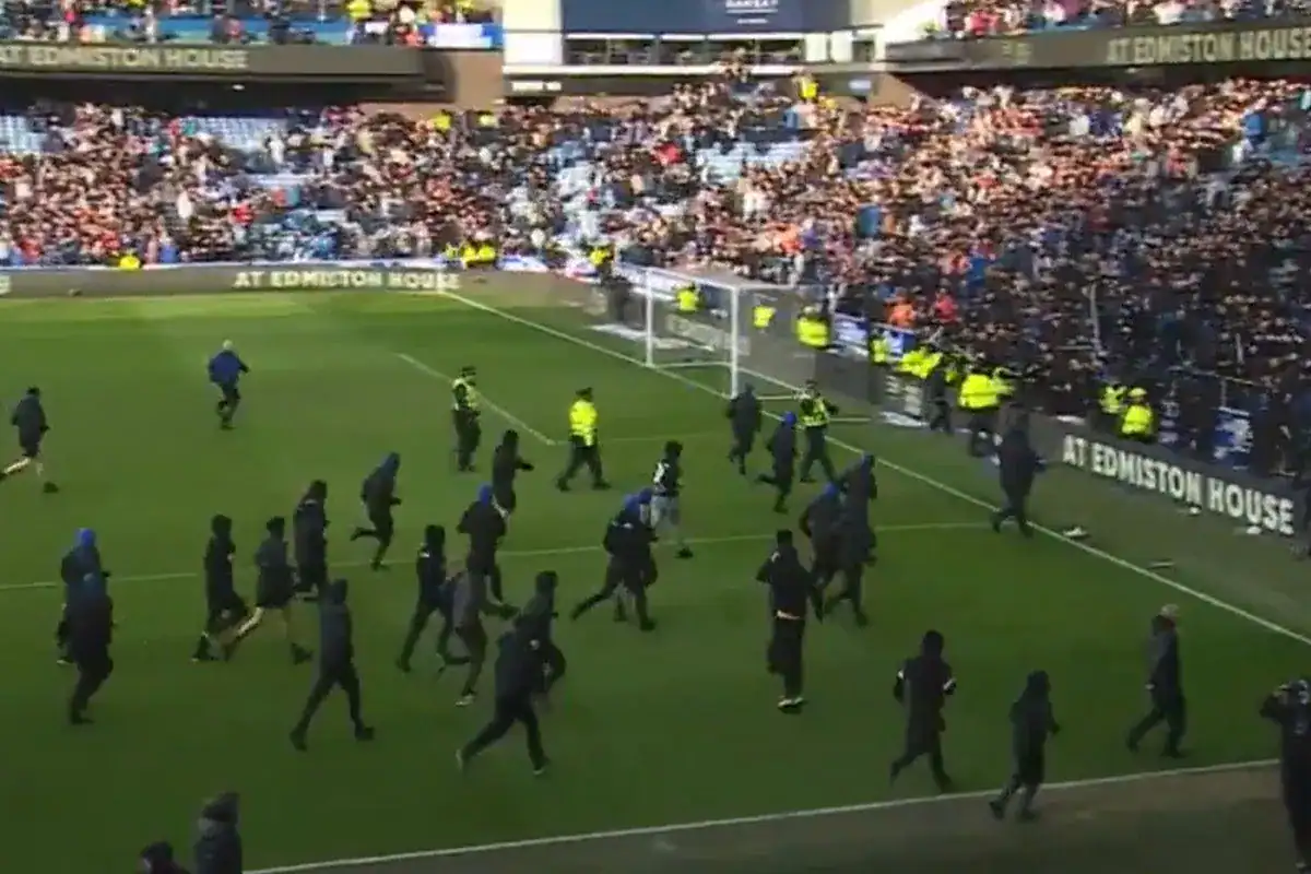 Χαμός μετά το Ρέιντζερς – Σέλτικ: Οπαδοί μπήκαν στον αγωνιστικό χώρο (VIDEO)