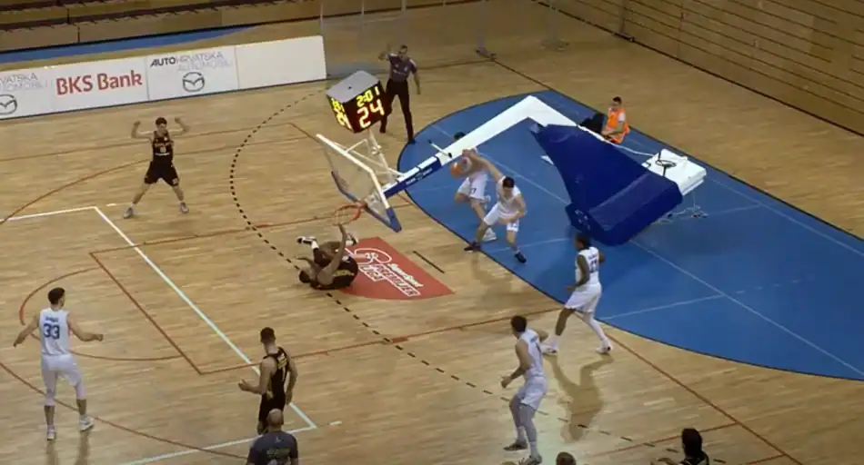 Απίστευτο σκηνικό στην Κροατία: Παίκτης «γκρέμισε» την μπασκέτα στην προσπάθεια να καρφώσει (VIDEO)