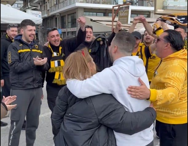 Μοναδική ΑΕΚτζήδικη στιγμή: Σηκώσανε Ενωσίτη από το αναπηρικό αμαξίδιο και τραγουδούσαν όλοι μαζί συνθήματα (VIDEO)