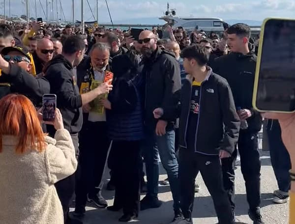 Αποθέωση για Ηλιόπουλο από τον λαό της ΑΕΚ στην παραλία Βόλου! (VIDEO)