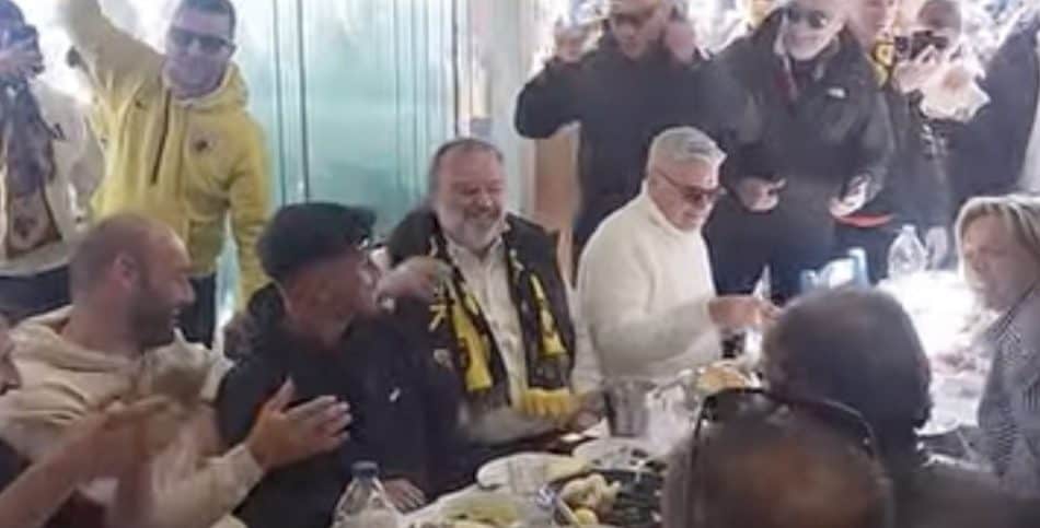 O Ηλιόπουλος γευμάτισε στην παραλία Βόλου και κέρασε όλο το μαγαζί (VIDEO)