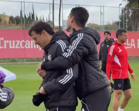 Viral η αγκαλιά Αλμέιδα-Λαμέλα στην προπόνηση της Σεβίλλης (VIDEO)