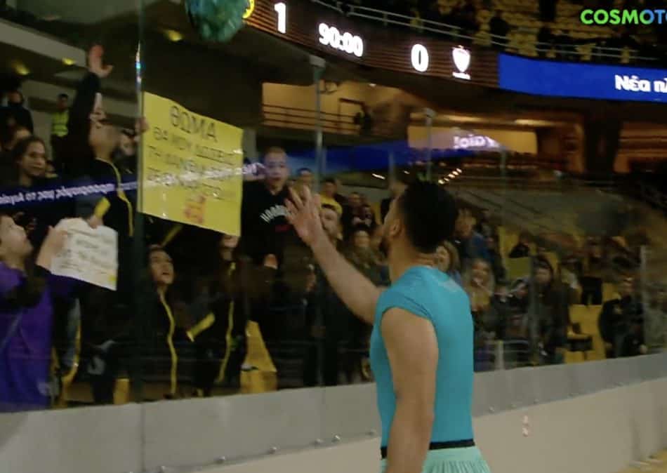 ΑΕΚ-ΑΕΛ: Η όμορφη στιγμή που ο Στρακόσια δίνει την φανέλα του σε φίλαθλο της Ένωσης (VIDEO)