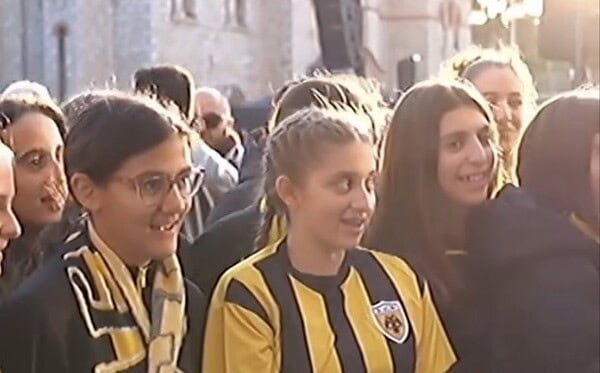 Όλη η ΑΕΚ ενωμένη – Τα τμήματα υποδομής των κοριτσιών χθες στην Allwyn Arena (VIDEO)