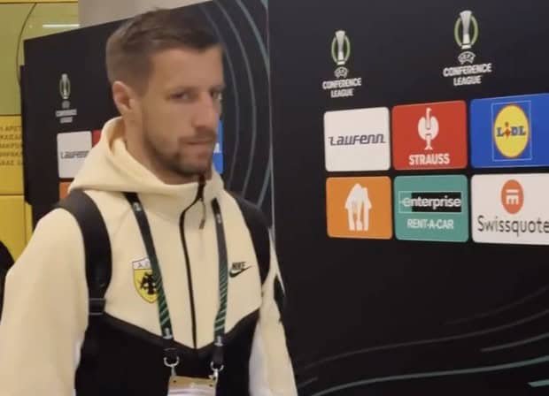 Η άφιξη της ΑΕΚ στην Allwyn Arena για την ρεβάνς με την Τσέλιε (VIDEO)