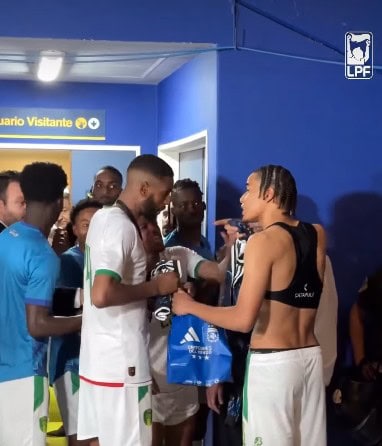 Χαμός για την φανέλα του Μέσι: «Μάχη» Κοϊτά και των συμπαικτών του για την φανέλα του Αργεντίνου (VIDEO)