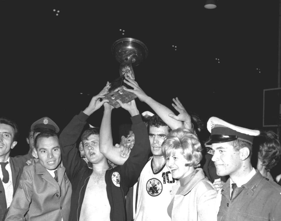 Σαν σήμερα: Το έπος του 1968 – Η ΑΕΚ κατέκτησε την κορυφή της Ευρώπης μπροστά σε 80.000 φιλάθλους! (VIDEO)