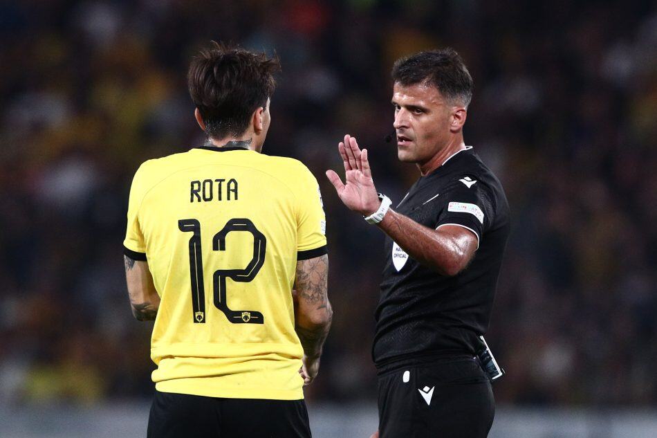 Έντονα παράπονα της Μπαρτσελόνα για τον Μανθάνο που ορίστηκε στο ΑΕΚ-ΠΑΟΚ