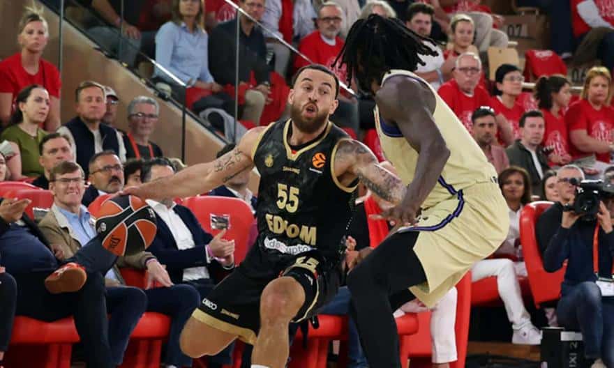 Μεταμορφωμένη η Μονακό «λύγισε» (79-70) την Μπαρτσελόνα και πάει στα playoffs με Ολυμπιακό