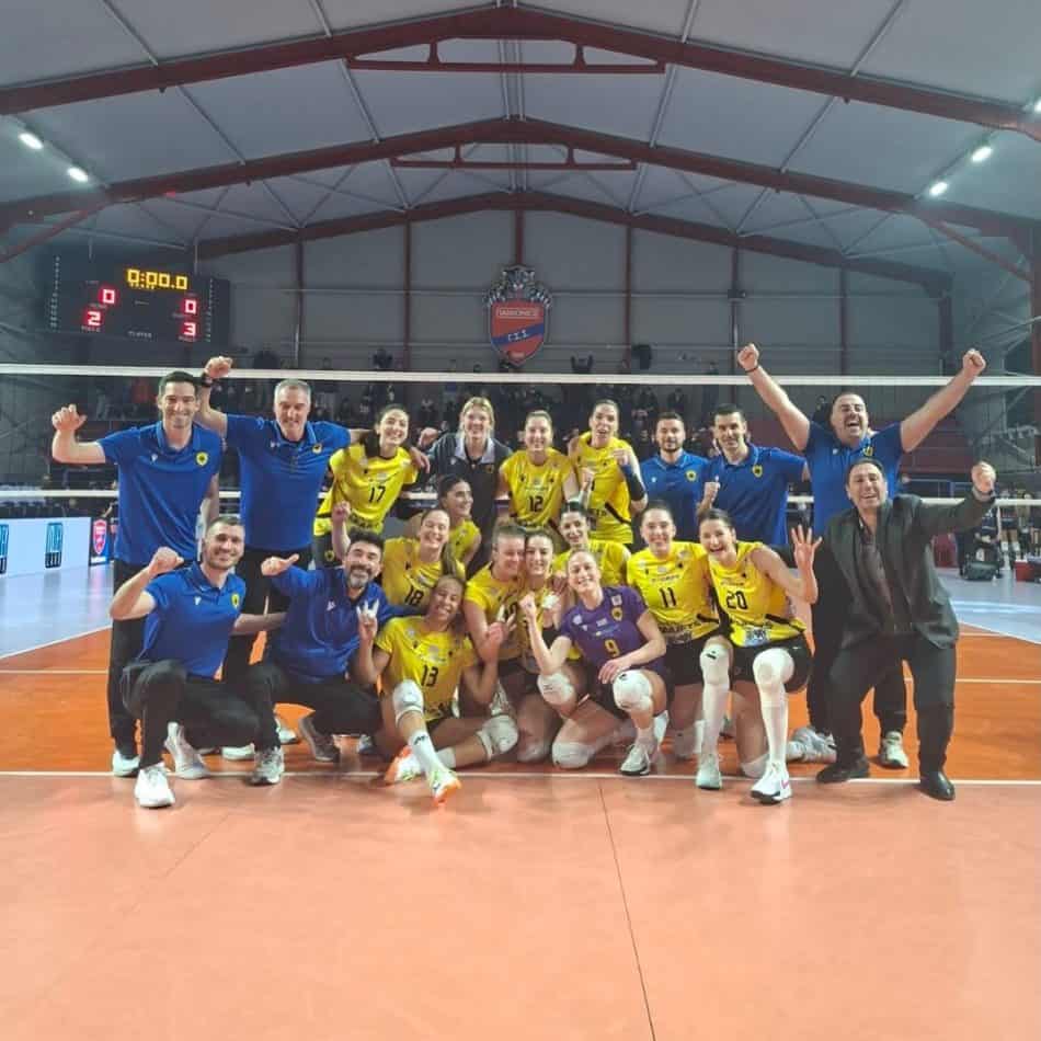 Η πανηγυρική ΦΩΤΟ της ΑΕΚ μέσα στο κλειστό της Νέας Σμύρνης!