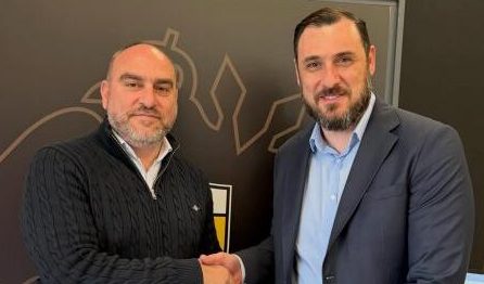 Η Νέα Σαλαμίνα παρέδωσε στην ΑΕΚ αναμνηστική πλακέτα (ΦΩΤΟ)