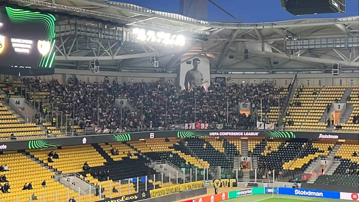 Οι οπαδοί της Ράγιο Βαγιεκάνο γέμισαν την εξέδρα των φιλοξενούμενων (ΦΩΤΟ)