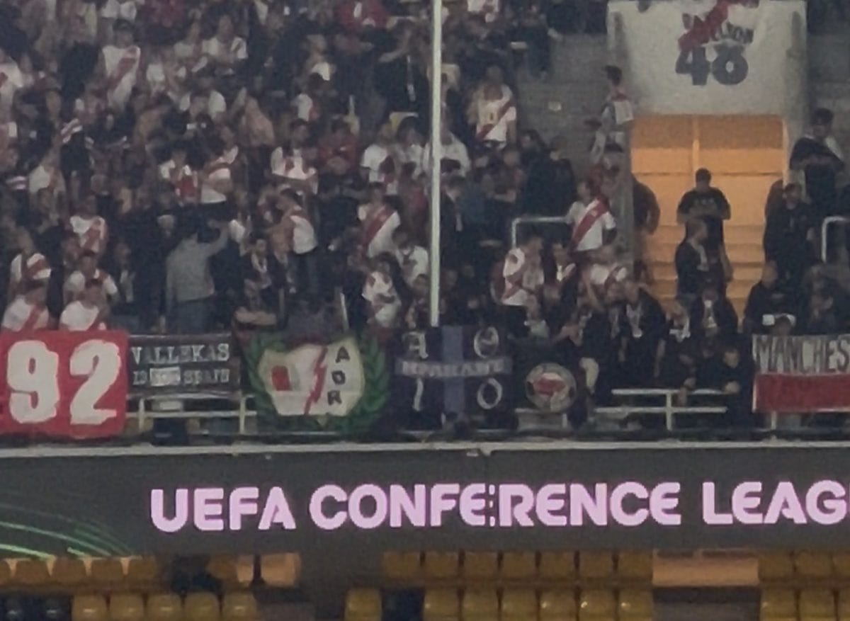 Πανό του Ηρακλή στην εξέδρα των οπαδών της Ράγιο Βαγιεκάνο στη Νέα Φιλαδέλφεια! (ΦΩΤΟ)