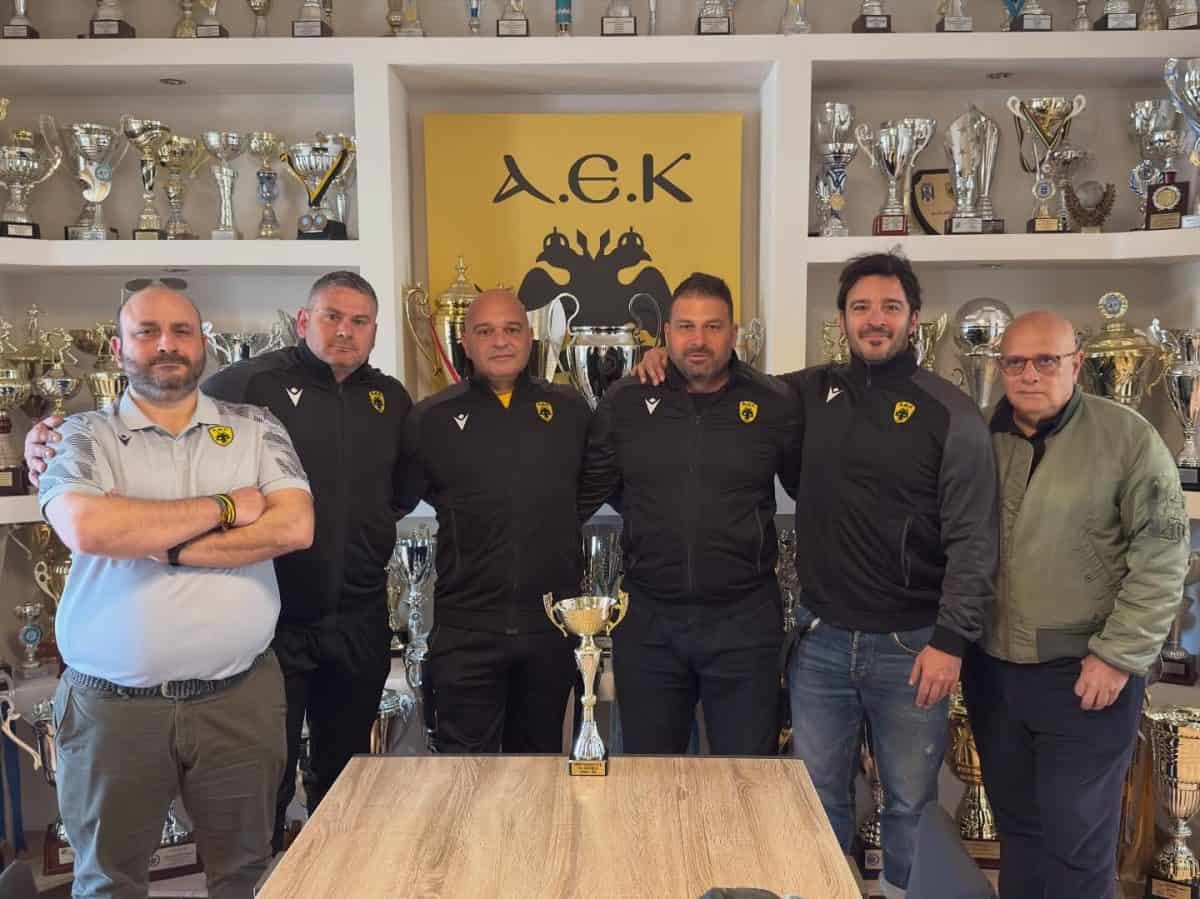 ΑΕΚ: Η κούπα του ράγκμπι στα γραφεία της Ερασιτεχνικής (ΦΩΤΟ)