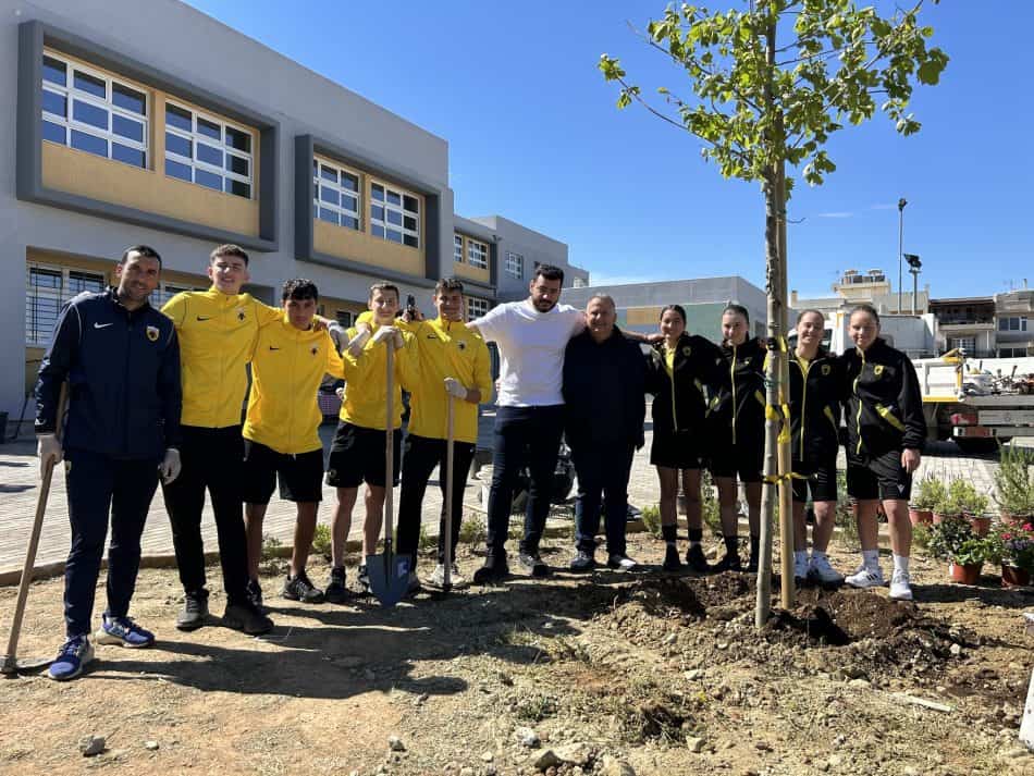 Σημαντική κίνηση της ΠΑΕ ΑΕΚ με δενδροφύτευση σε γυμνάσια της Νέας Φιλαδέλφειας (ΦΩΤΟ)