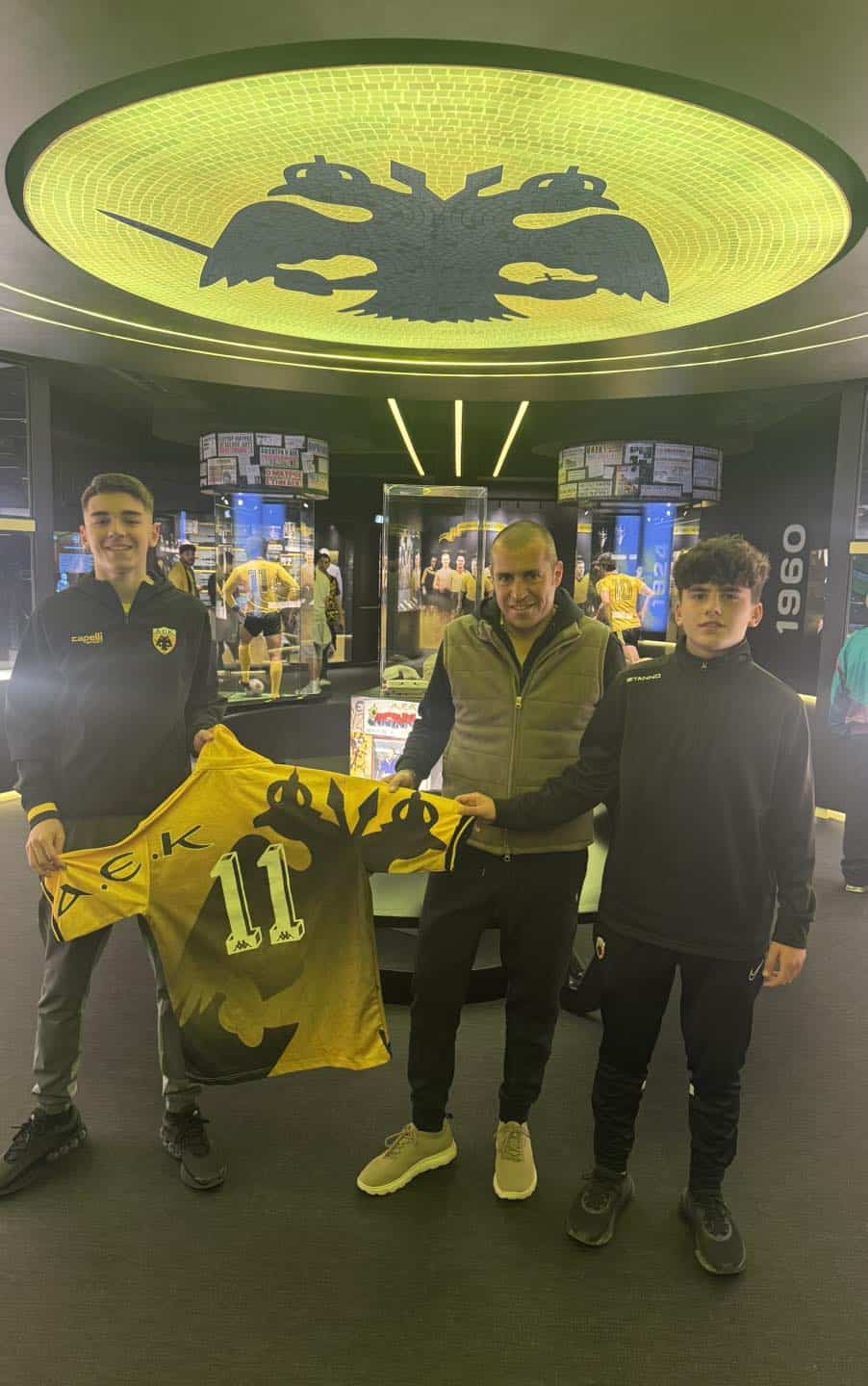 Δωρεά στο Μουσείο της ΑΕΚ η φανέλα του Ντέμη από το παιχνίδι με τον Ολυμπιακό το 1997 (ΦΩΤΟ)