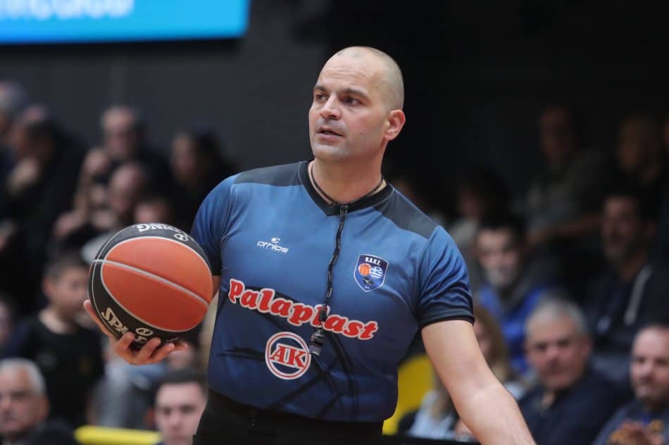 Ο διαιτητής Χριστινάκης χτύπησε αντίπαλο με σοκαριστική ενέργεια! (VIDEO)