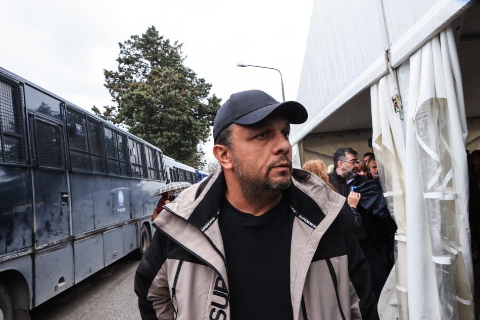 Δίκη Τέμπη: Ο Πάνος Ρούτσι αποχώρησε με ασθενοφόρο – Αστυνομική βία καταγγέλει η Κωνσταντοπούλου (VIDEO)