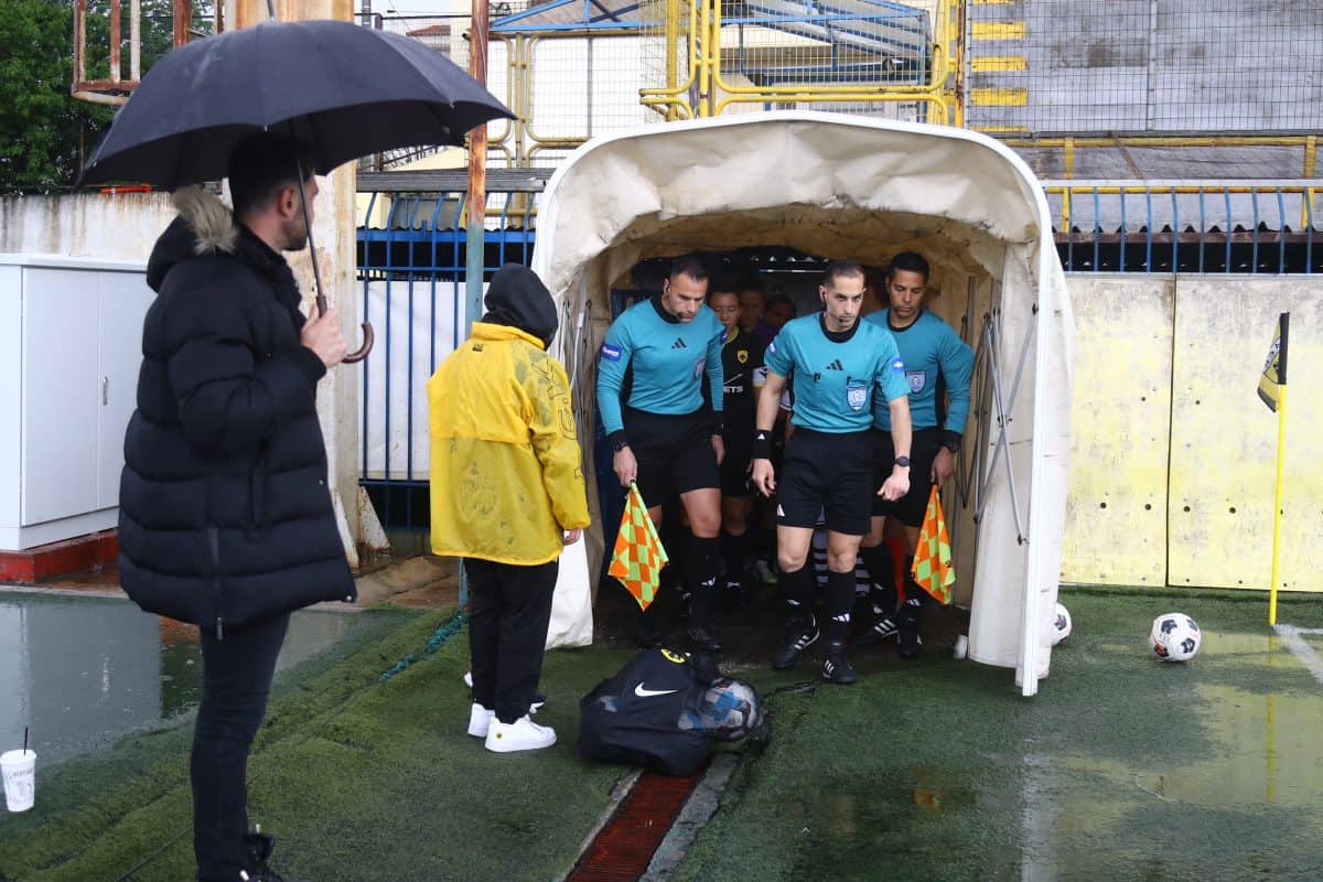 Με εχθρική διαιτησία «παλεύει» η ΑΕΚ – Ο διαιτητής «χαρίστηκε» στα επικίνδυνα μαρκαρίσματα του ΠΑΟΚ