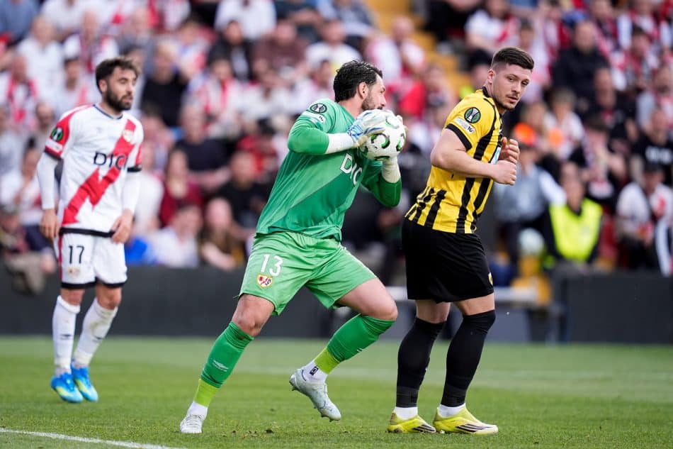 Ράγιο Βαγιεκάνο: Με επίδεσμο στο πόδι ήρθε στην Αθήνα ο Μπατάγια