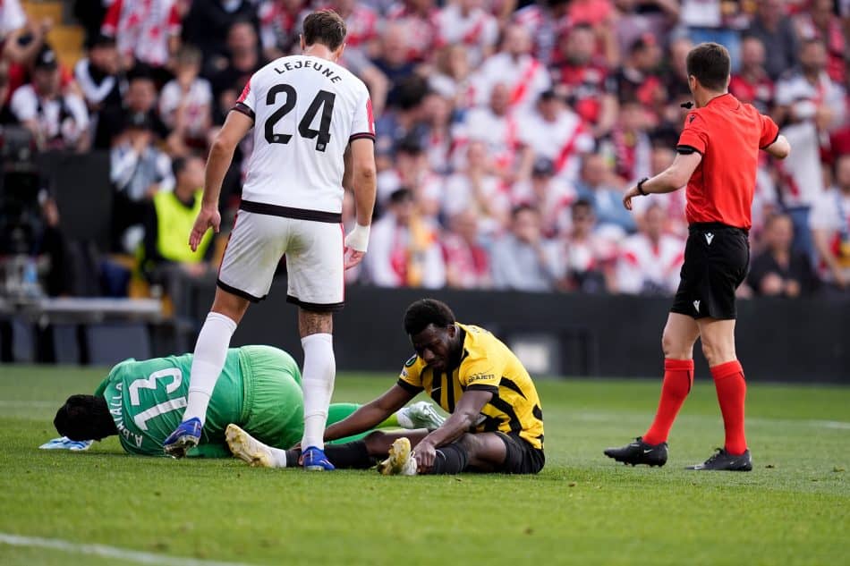 Ράγιο Βαγιεκάνο: Αμφίβολη η συμμετοχή του Μπατάλια απέναντι στην Μαγιόρκα μετά την σύγκρουση με τον Κοϊτά