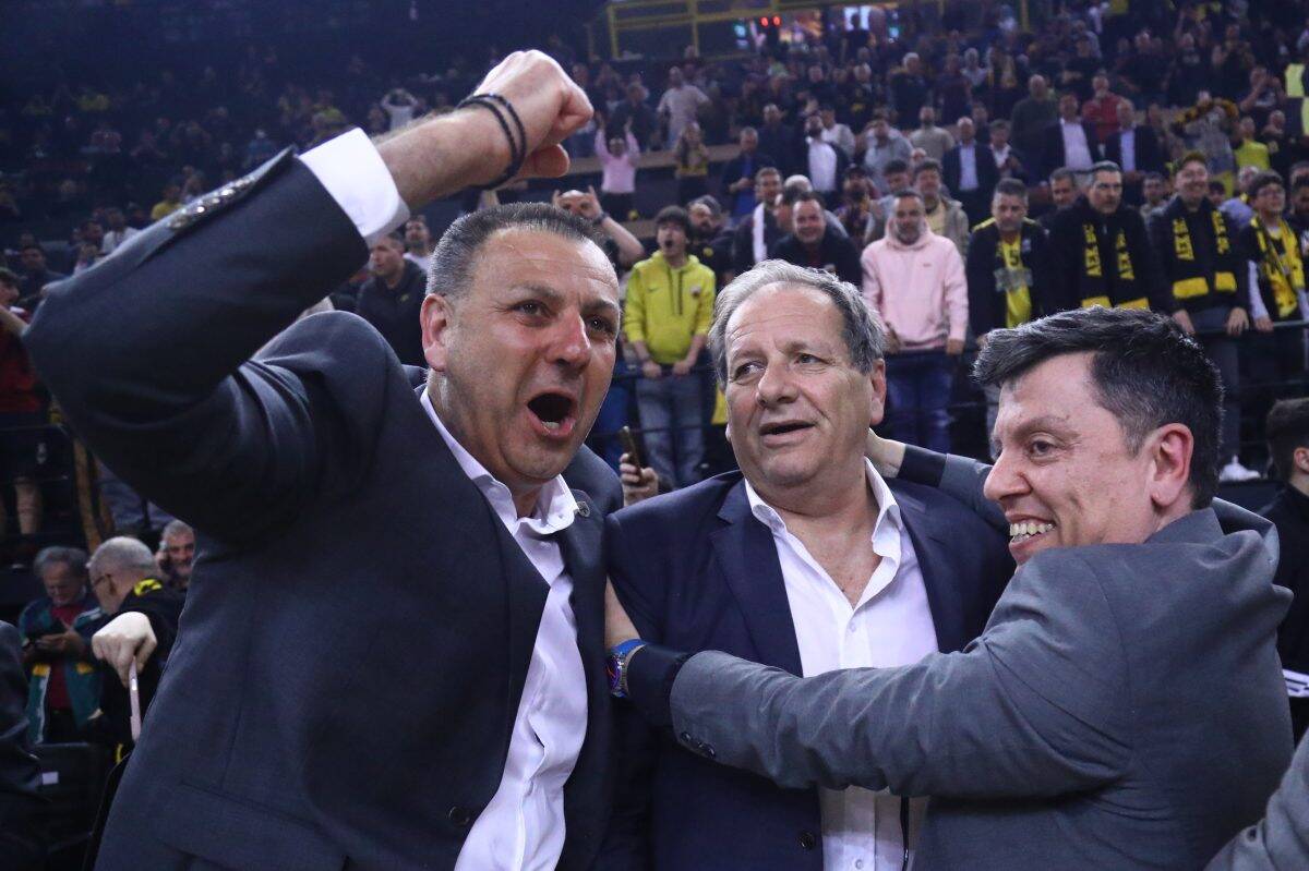 Ο Αγγελόπουλος «πνίγηκε» στις αγκαλιές μετά την πρόκριση της ΑΕΚάρας!