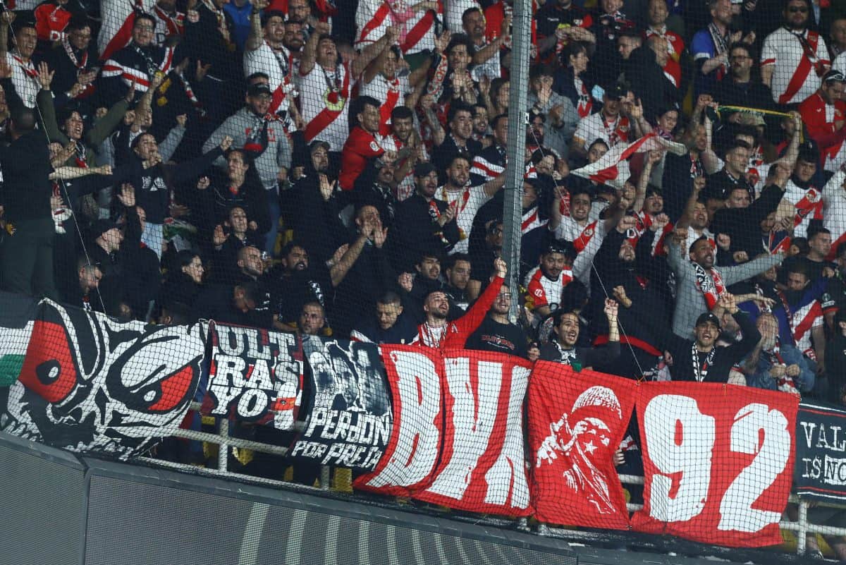 Οι οπαδοί της Ράγιο Βαγιεκάνο γέμισαν την εξέδρα των φιλοξενούμενων (ΦΩΤΟ)