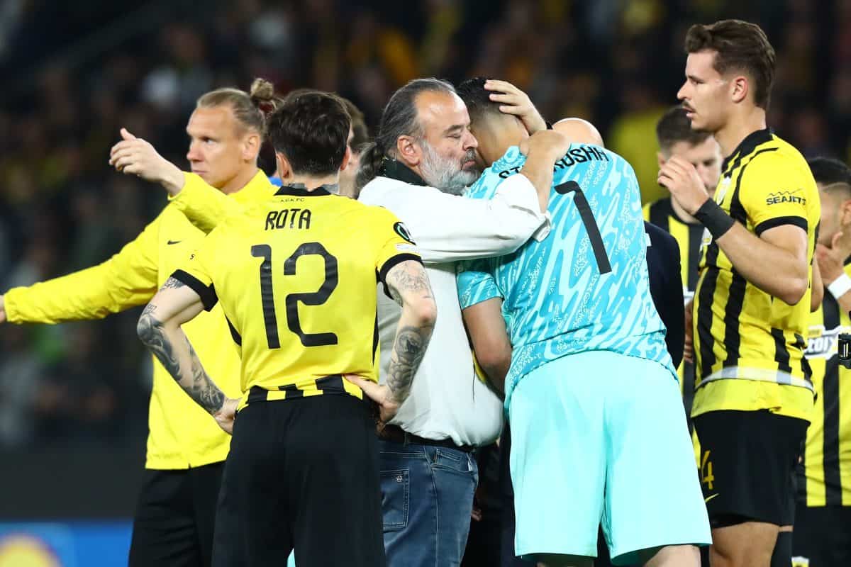 Ο Ηλιόπουλος κατέβηκε στον αγωνιστικό χώρο και εμψύχωσε τους παίκτες της ΑΕΚ (ΦΩΤΟ)