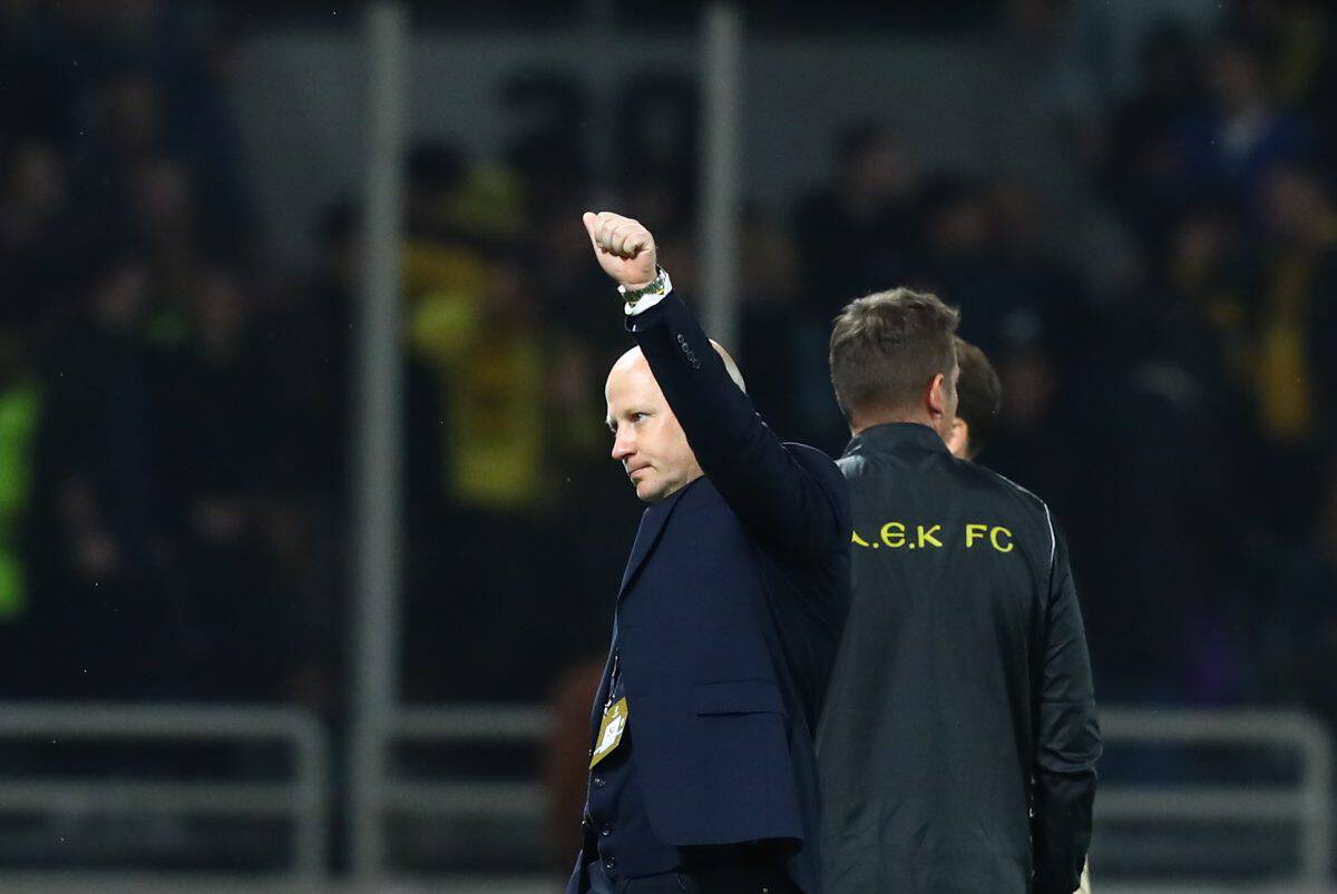 Ο κόσμος φώναζε το όνομα του Νίκολιτς και απάντησε με υψωμένη γροθιά