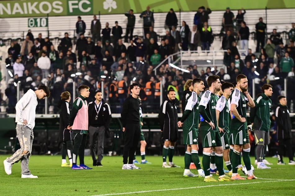 Η Θύρα 13 έριξε μπουκάλια προς τους παίκτες του Παναθηναϊκού μετά την ήττα από τον Ολυμπιακό! (VIDEO)