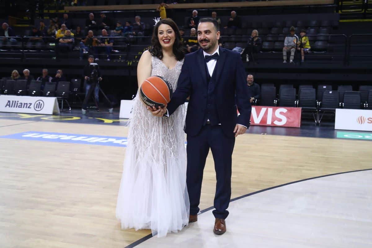 Γάμος στη Sunel Arena – Παντρεύτηκε ο εκφωνητής της «Βασίλισσας»!(VIDEO)