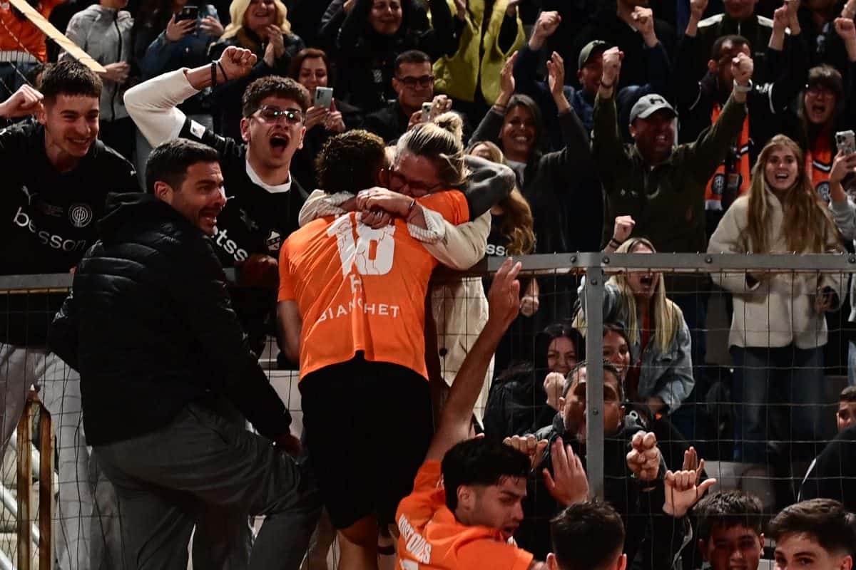 ΠΑΟΚ-ΟΦΗ: Συγκλονιστικός πανηγυρισμός του Νους με τη μητέρα του στα κάγκελα! (ΦΩΤΟ-VIDEO)