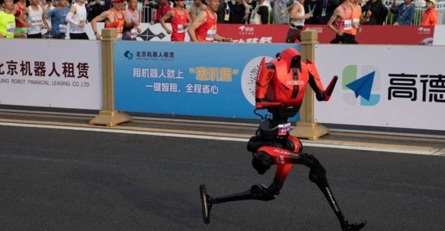 Ρομπότ… δρομέας έτρεξε ημιμαραθώνιο στην Κίνα (VIDEO)