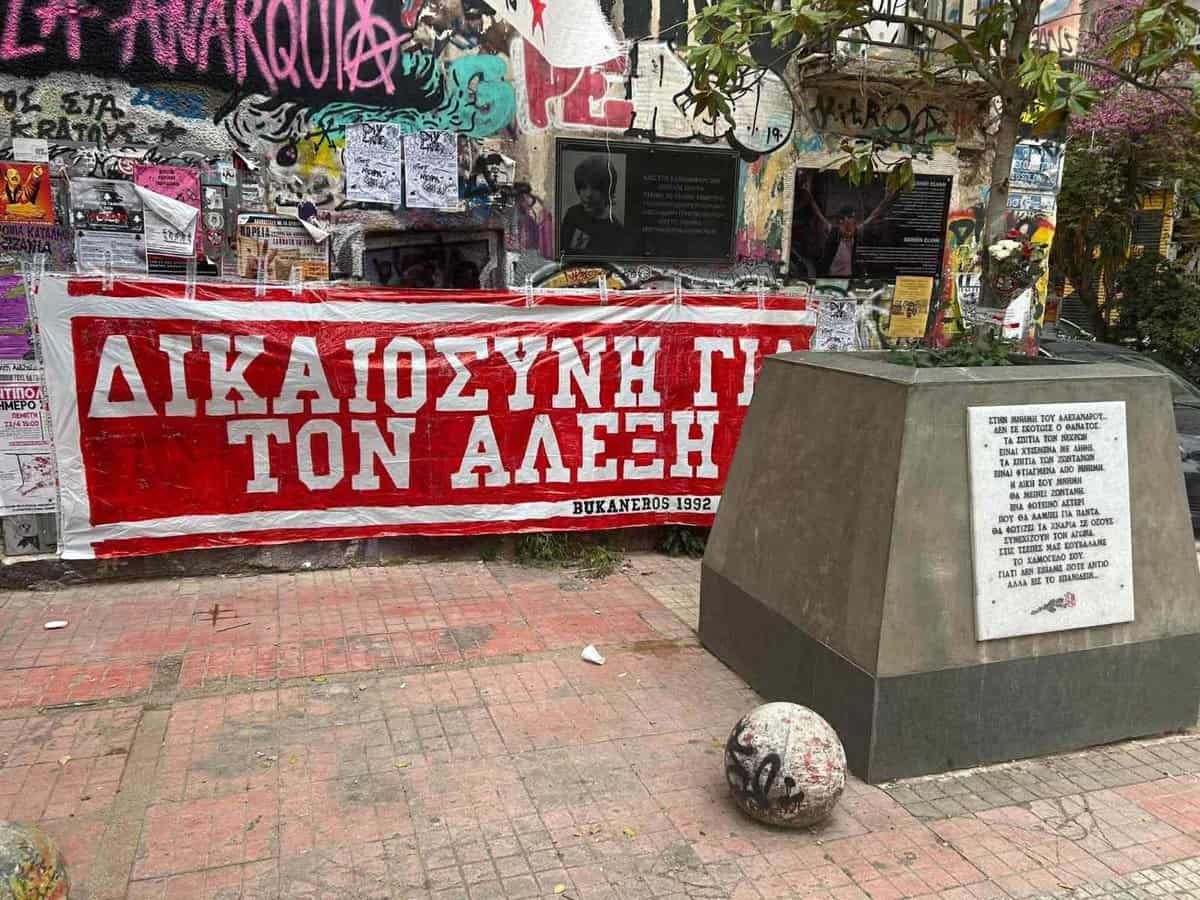 Οι οπαδοί της Ράγιο Βαγιεκάνο άνοιξαν πανό στα Εξάρχεια για τον Αλέξη Γρηγορόπουλο (ΦΩΤΟ)