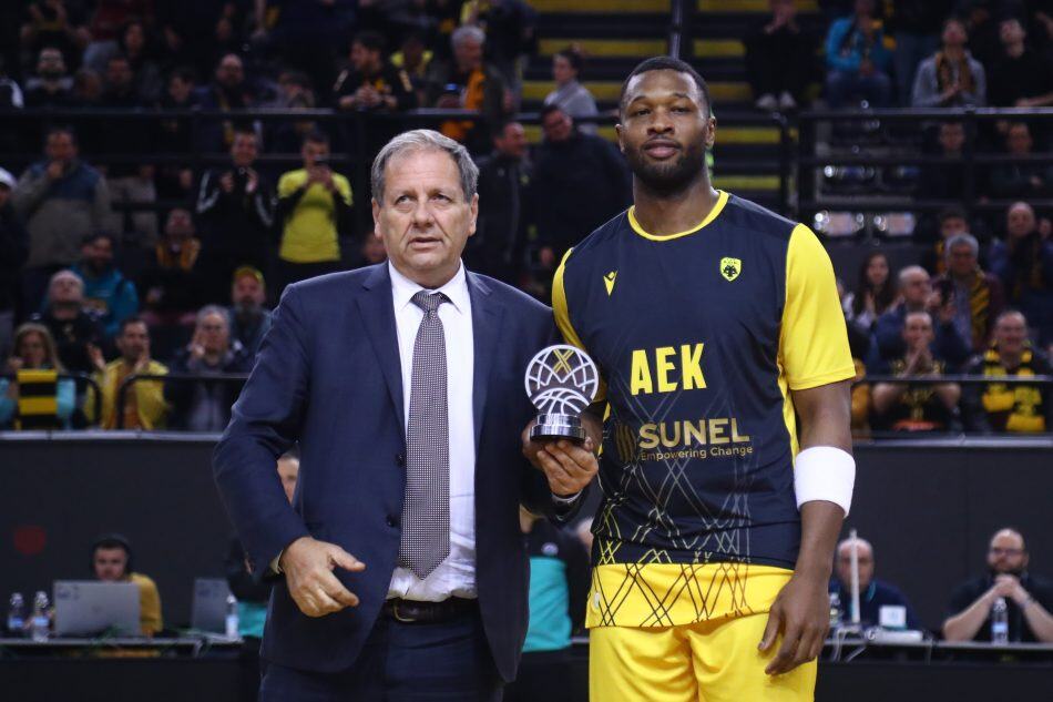 ΑΕΚ: Ο Μάκης Αγγελόπουλος βράβευσε τον Γκρέι ως τον κορυφαίο παίκτης της φάσης των «16» του BCL!