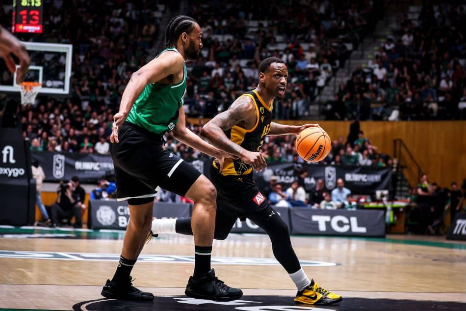 «Βράζουν» στην ΑΕΚ με τους Ισπανούς: Απαράδεκτη η στάση της Μπανταλόνα – Τι είπε ο διαιτητής στον Νάναλι