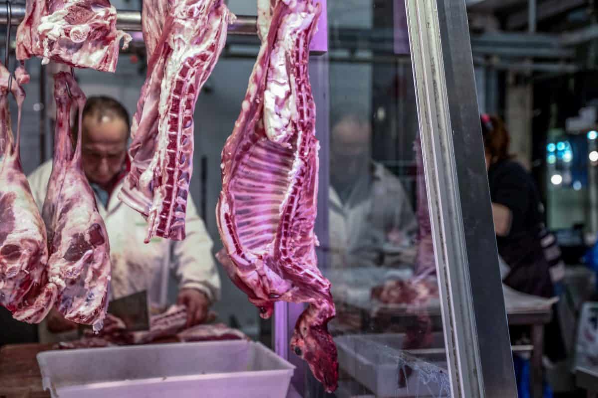 Σύγκριση τιμών: Πόσο πιο ακριβό είναι το πασχαλινό τραπέζι σε σχέση με το περυσινό