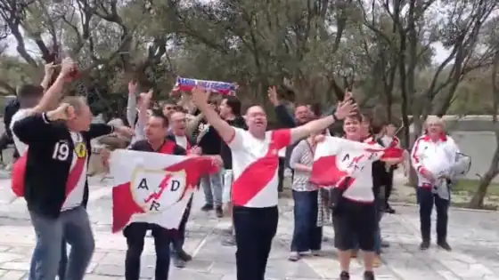 Οι οπαδοί της Ράγιο έκαναν την Ακρόπολη… Μαδρίτη! (VIDEO)